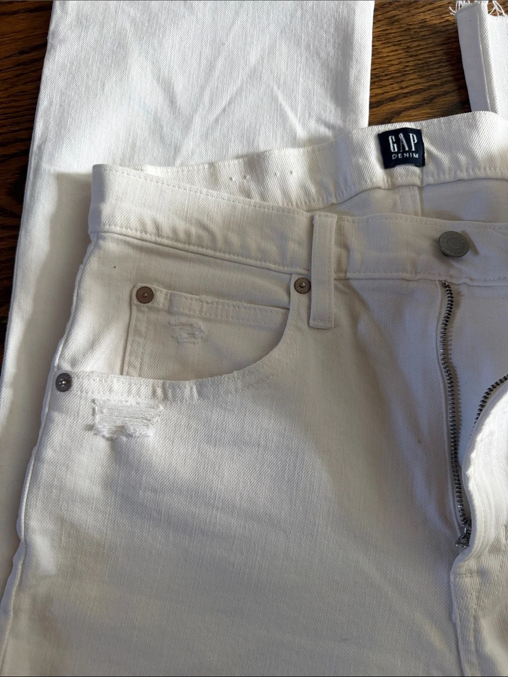 GAP White Cropped Ankle Jeans with Raw Hem sz 6/28R